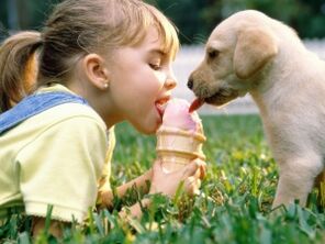 mergina valgo ledus su šunimi ir užsikrečia parazitais